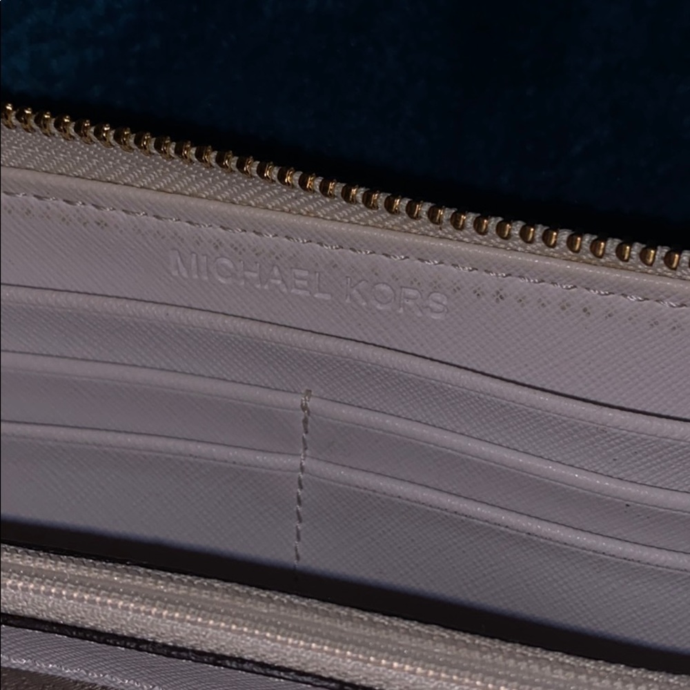 MICHAEL KORS CREAM MONOGRAM ZIP AROUND WALLET - Picture 6 of 8